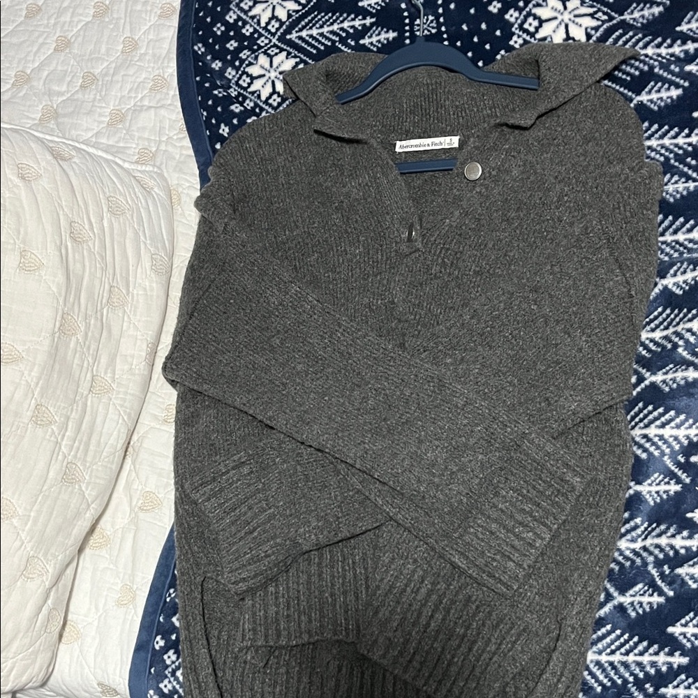 Small Oversized Abercrombie and Fitch Gray Women’s Sweater